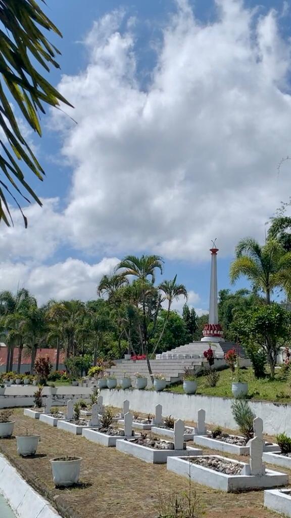 Taman Makam Pahlawan ini adalah salah satu keunggulan di desa Simpang IV