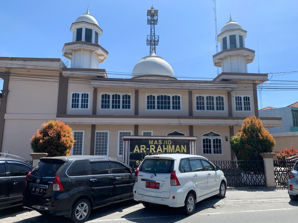 masjid Ar-Rahman adalah masjid yang terletak tepat di samping jalan raya desa Simpang IV 